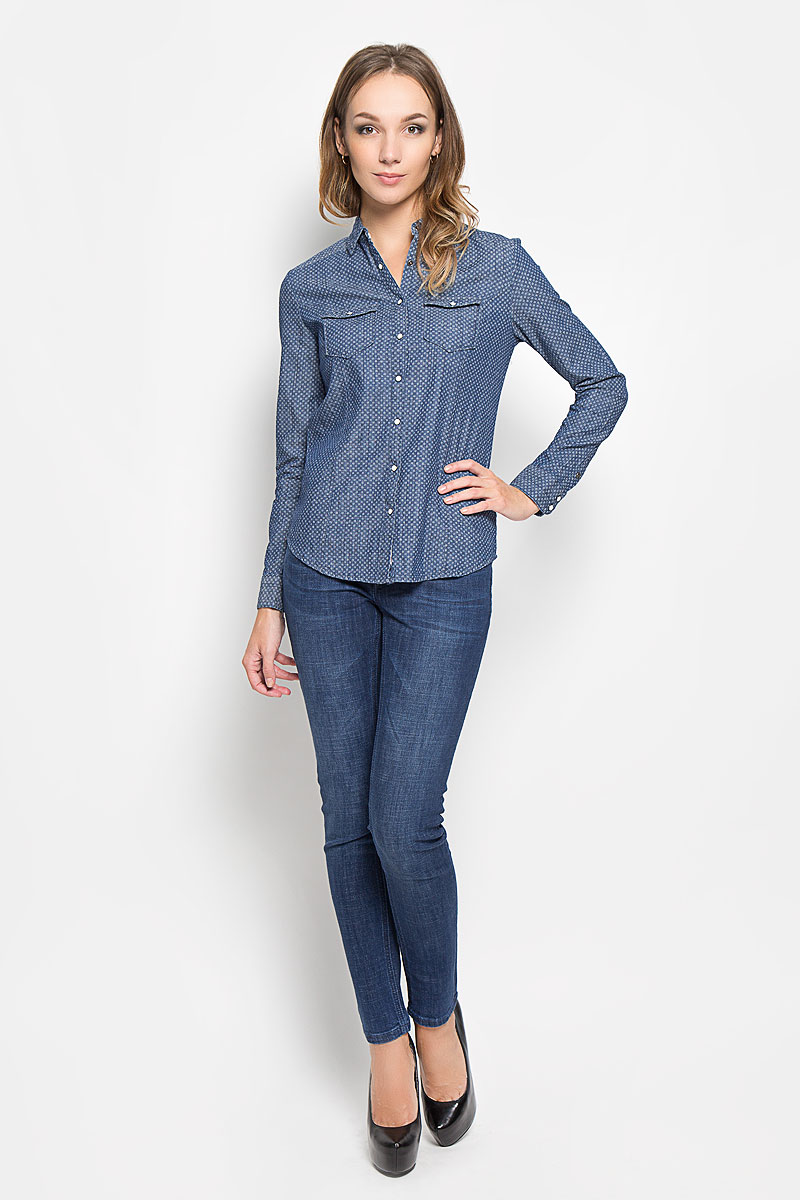 РубашкаDONNAML/3465/BLUEDENIM РубашкаDONNAML/3465/BLUEDENIMЖенская рубашка Lee Cooper, выполненная из высококачественного 100% хлопка, обладает высокой теплопроводностью, воздухопроницаемостью и гигроскопичностью, позволяет коже дышать, тем самым обеспечивая наибольший комфорт при носке. Модель классического кроя с отложным воротником застегивается на пуговицы. Длинные рукава рубашки дополнены манжетами на пуговицах. На груди расположены 2 кармана, закрывающиеся клапанами на пуговицах. Рубашка оформлена оригинальным мелким принтом. Такая рубашка подчеркнет ваш вкус и поможет создать великолепный стильный образ.