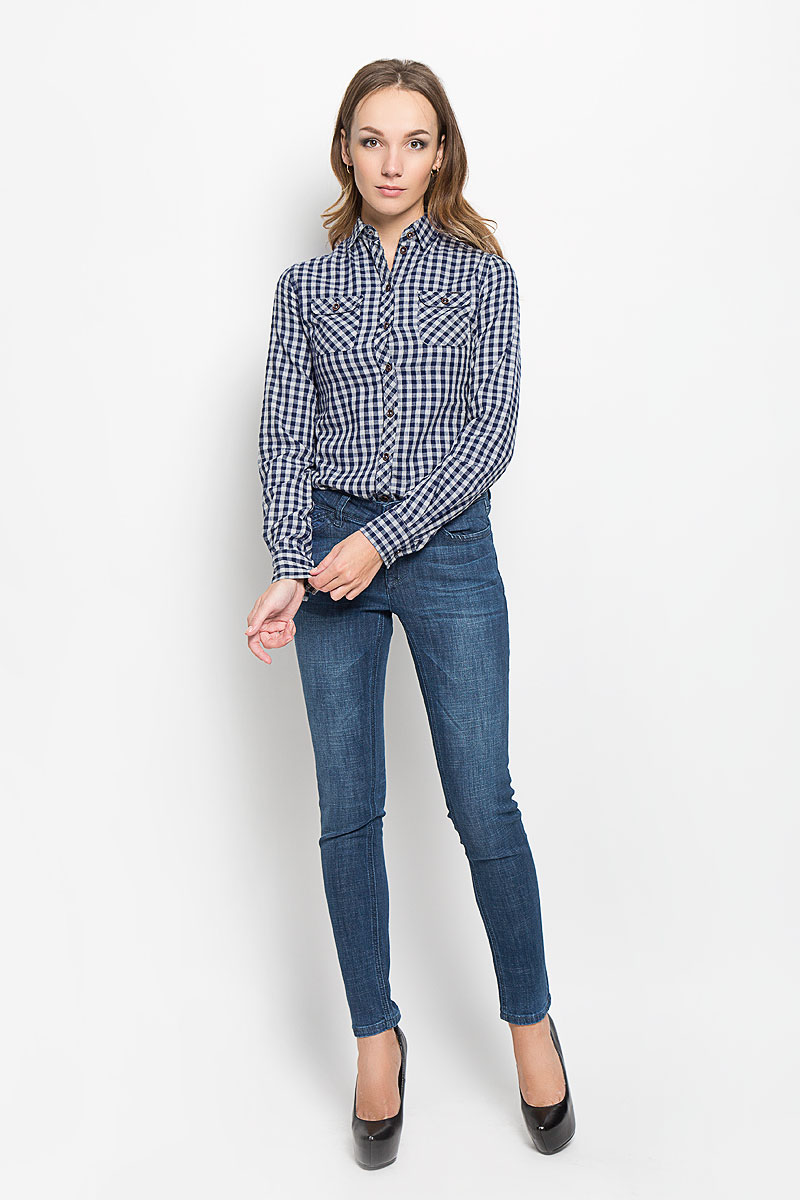 РубашкаLCHWW043/NAVY РубашкаLCHWW043/NAVYЖенская рубашка Lee Cooper, выполненная из высококачественного хлопка, обладает высокой теплопроводностью, воздухопроницаемостью и гигроскопичностью, позволяет коже дышать, тем самым обеспечивая наибольший комфорт при носке. Модель с отложным воротником застегивается на пуговицы. Рубашка дополнена двумя накладными карманами на пуговицах на груди. Длинные рукава рубашки дополнены манжетами на пуговицах. Изделие оформлено актуальным принтом в мелкую клетку Такая рубашка подчеркнет ваш вкус и поможет создать великолепный стильный образ.