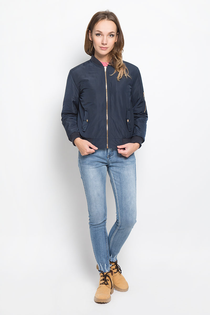 КурткаCK0657_NAVY DUSTY PINK КурткаCK0657_NAVY DUSTY PINKСтильная женская куртка Glamorous отлично подойдет для прохладной погоды. Модель выполненная полиэстера, застегивается на застежку-молнию и имеет внутреннюю ветрозащитную планку. Горловина, рукава и низ куртки дополнены трикотажными манжетами. По бокам изделие дополнено двумя карманами и одним маленьким кармашком на левом рукаве, который застегивается молнию. В такой куртке вы всегда будете чувствовать себя уютно и комфортно.