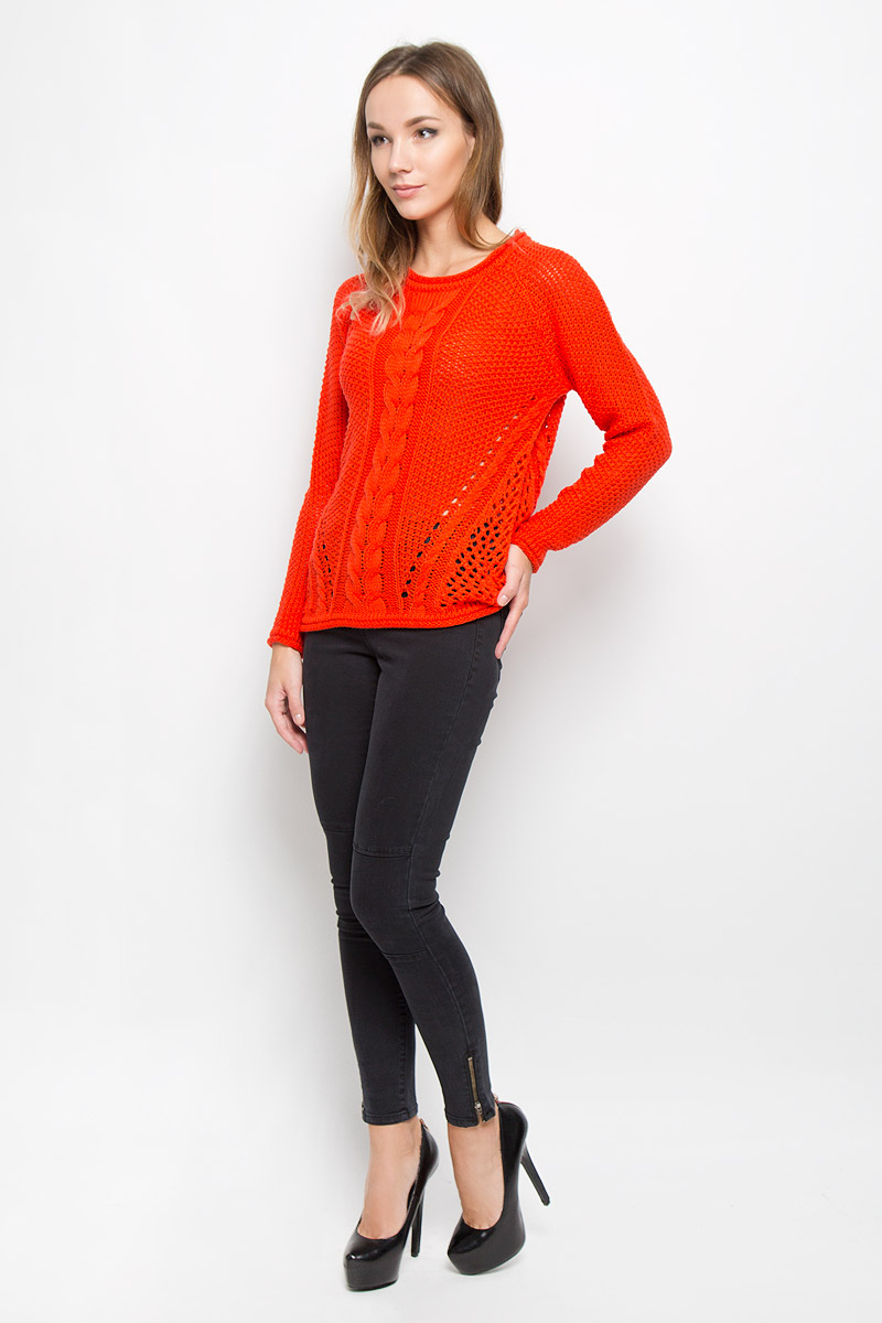 Джемпер10159567_Grenadine Джемпер10159567_GrenadineУютный вязаный джемпер Vero Moda Denim идеально дополнит образ в прохладную погоду. Изготовленный из акриловой пряжи, он очень мягкий и тактильно приятный, не стесняет движений, обеспечивая комфорт. Джемпер с круглым вырезом горловины и длинными рукавами-реглан оформлен вязаными узорами. Вырез горловины, рукава и низ модели имеют закрученные края. Дизайн и расцветка делают этот джемпер стильным и модным предметом женского гардероба, в нем вы всегда будете чувствовать себя уютно и комфортно.