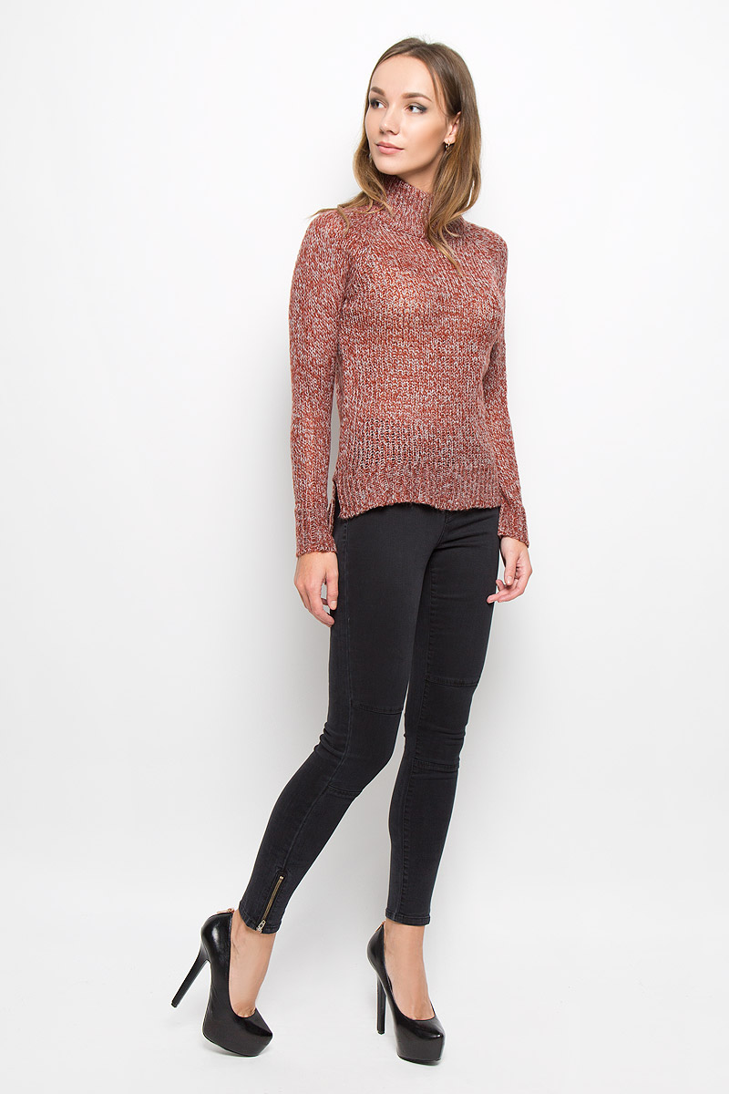 Свитер10159274_Black Свитер10159274_BlackЖенский свитер Vero Moda Denim станет стильным дополнением к вашему гардеробу. Выполненный из акриловой пряжи, он очень мягкий и приятный на ощупь, не сковывает движения и хорошо сохраняет тепло. Свитер с длинными рукавами-реглан и высоким воротником-стойкой великолепно подойдет для создания современного образа в стиле Casual. Воротник, манжеты и низ изделия связаны крупной резинкой. Спинка модели удлинена, по бокам имеются разрезы. Такой свитер идеально подойдет для прохладной погоды, в нем вы всегда будете чувствовать себя уютно и комфортно.