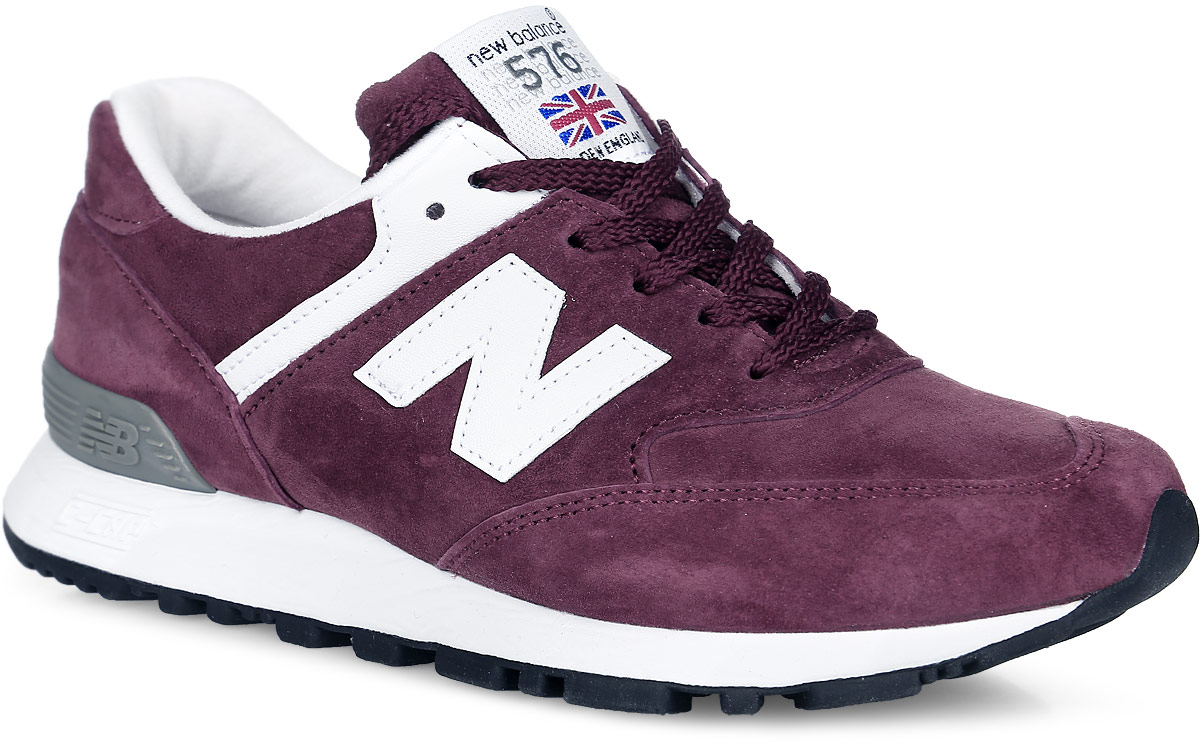 КроссовкиW576PR/B КроссовкиW576PR/BСтильные женские кроссовки New Balance 576 выполнены из натуральной замши. Сбоку модель оформлена нашивкой в виде фирменного логотипа бренда. Удобная шнуровка надежно фиксирует модель на стопе. Рельефная подошва C-Cap изготовлена из резины. Тонкая стелька с супинатором из ЭВА с текстильным покрытием дополнена перфорацией, обеспечивающей вентиляцию.