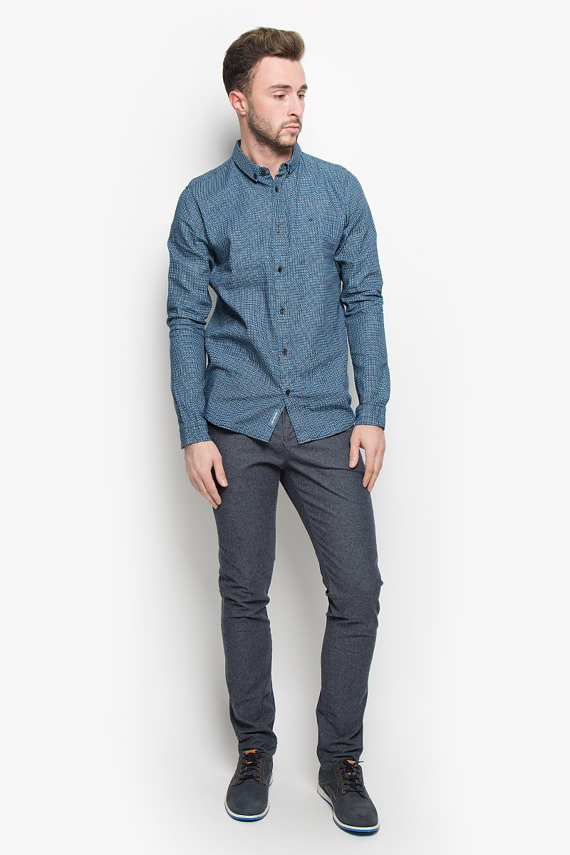 БрюкиJ30J300936 БрюкиJ30J300936Мужские брюки Calvin Klein Jeans станут модным дополнением к вашему гардеробу. Изготовленные из эластичного хлопка, они мягкие и приятные на ощупь, не сковывают движения и позволяют коже дышать, обеспечивая комфорт. Брюки зауженного кроя на поясе застегиваются на пуговицу и имеют ширинку на застежке-молнии, а также шлевки для ремня. Спереди у модели предусмотрены два втачных кармана, сзади - два прорезных кармана на пуговицах. Современный дизайн и расцветка делают эти брюки стильным предметом одежды, они отлично дополнят ваш образ и подчеркнут неповторимый стиль.