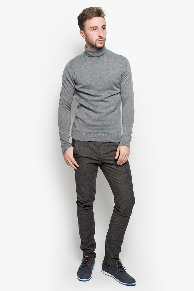 БрюкиJ30J300936 БрюкиJ30J300936Мужские брюки Calvin Klein Jeans станут модным дополнением к вашему гардеробу. Изготовленные из эластичного хлопка, они мягкие и приятные на ощупь, не сковывают движения и позволяют коже дышать, обеспечивая комфорт. Брюки зауженного кроя на поясе застегиваются на пуговицу и имеют ширинку на застежке-молнии, а также шлевки для ремня. Спереди у модели предусмотрены два втачных кармана, сзади - два прорезных кармана на пуговицах. Современный дизайн и расцветка делают эти брюки стильным предметом одежды, они отлично дополнят ваш образ и подчеркнут неповторимый стиль.