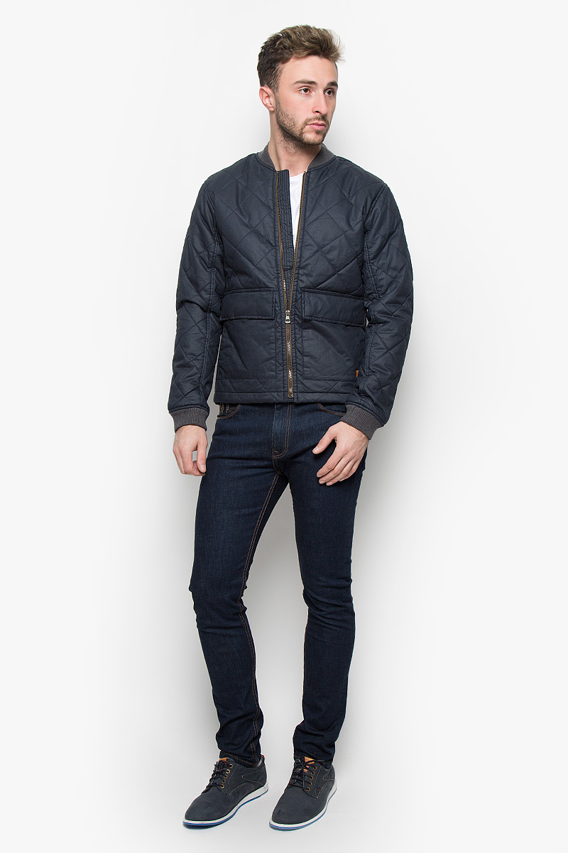 Куртка12107873_Navy Blazer Куртка12107873_Navy BlazerСтильная мужская куртка Jack & Jones, выполненная из натурального хлопка, рассчитана на прохладную погоду. Модель с утеплителем из полиэстера подарит вам максимальный комфорт. Изделие с воротником-стойкой и длинными рукавами застегивается на застежку-молнию и дополнительно имеет внутреннюю ветрозащитную планку. Низ рукавов дополнен трикотажными манжетами. Воротник также выполнен из плотного трикотажного материала. Куртка дополнена двумя большими накладными карманами с клапанами на кнопках. С внутренней стороны расположен один прорезной кармана на пуговице. Модель оформлена фирменной нашивкой. Модная фактура ткани, отличное качество, великолепный дизайн.