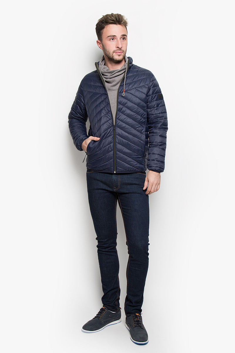Куртка12109486_Navy Blazer Куртка12109486_Navy BlazerСтильная мужская куртка Jack & Jones, выполненная из нейлона, рассчитана на прохладную погоду. Модель с наполнителем из полиэстера подарит вам максимальный комфорт. Изделие с воротником-стойкой и длинными рукавами застегивается на застежку-молнию. Низ рукавов и низ изделия обработаны эластичной бейкой. Куртка дополнена двумя втачными карманами на застежках-молниях. С внутренней стороны расположено два больших накладных кармана. На левом рукаве расположена небольшая фирменная нашивка. Такая куртка будет дарить вам комфорт в течение всего дня и послужит замечательным дополнением к вашему гардеробу.