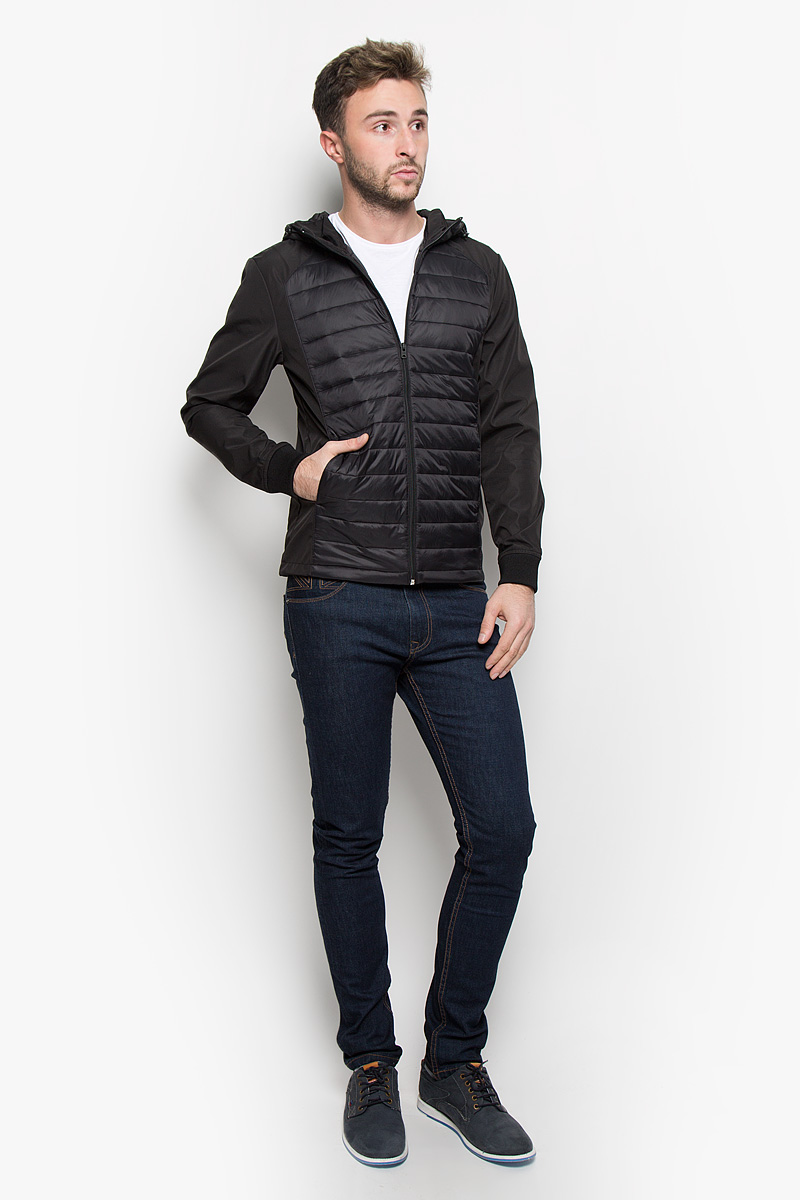 Куртка12109178_Black Куртка12109178_BlackСтильная мужская куртка Jack & Jones, выполненная из высококачественного материала, рассчитана на прохладную погоду. Модель с утеплителем из полиэстера подарит вам максимальный комфорт. Куртка с несъемным капюшоном, который регулируется по объему за счет кулиски со стопперами, застегивается на застежку-молнию. Манжеты дополнены трикотажными резинками. Куртка снабжена двумя прорезными карманами на кнопках. С внутренней стороны расположен ы два накладных кармана. Низ изделия дополнен кулиской. Модная фактура ткани, отличное качество, великолепный дизайн.