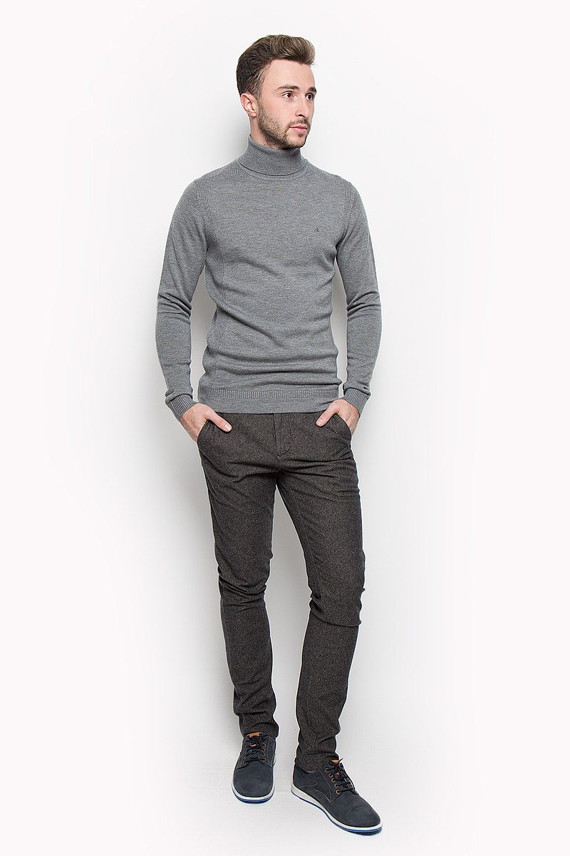 ВодолазкаJ30J300607 ВодолазкаJ30J300607Мужская водолазка Calvin Klein Jeans выполнена из очень мягкого и тактильно приятного материала. Изделие не стесняет движений, хорошо пропускает воздух. Водолазка с воротником-гольф и длинными рукавами украшена нашивкой из искусственной кожи и вышитым логотипом бренда. Воротник и манжеты модели связаны резинкой. Водолазка станет отличным дополнением к вашему образу, она подарит вам уют и комфорт в течение всего дня!