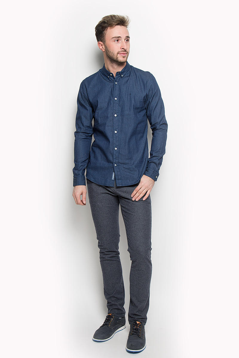 РубашкаJ30J301011 РубашкаJ30J301011Стильная мужская рубашка Calvin Klein Jeans, выполненная из натурального хлопка, подчеркнет ваш уникальный стиль и поможет создать оригинальный образ. Такой материал великолепно пропускает воздух, обеспечивая необходимую вентиляцию, а также обладает высокой гигроскопичностью. Рубашка с длинными рукавами и отложным воротником застегивается на пуговицы спереди. Манжеты рукавов также застегиваются на пуговицы. Классическая рубашка - превосходный вариант для базового мужского гардероба и отличное решение на каждый день. Такая рубашка будет дарить вам комфорт в течение всего дня и послужит замечательным дополнением к вашему гардеробу.