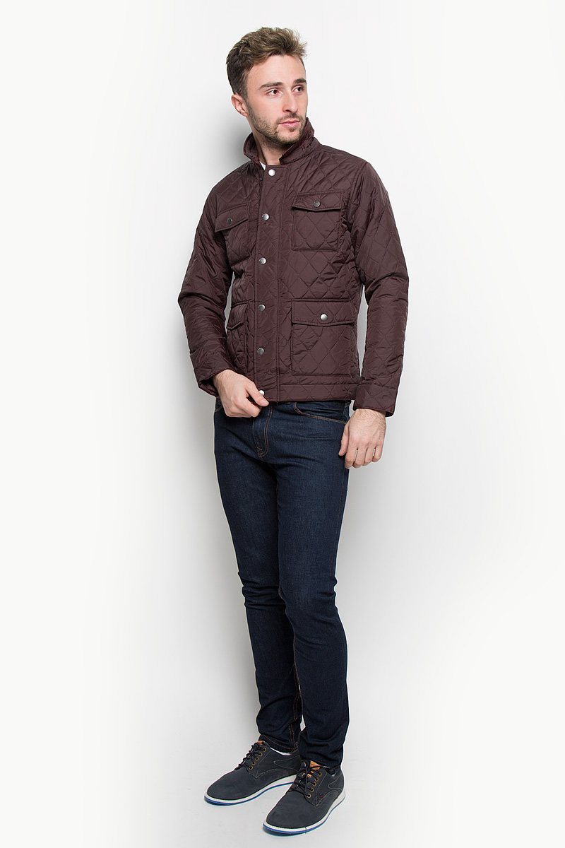 Куртка12109189_Fudge Куртка12109189_FudgeСтильная мужская куртка Jack & Jones, выполненная из высококачественного материала, рассчитана на прохладную погоду. Модель с утеплителем из полиэстера подарит вам максимальный комфорт. Куртка с отложным воротником застегивается на застежку-молнию и дополнительно имеет внешний ветрозащитный клапан на кнопках. Спереди расположены четыре кармана с клапанами на кнопках. С внутренней стороны модель дополнена карманом на липучке и одним врезным карманом на застежке-молнии. Манжеты снабжены хлястиком с кнопкой. Модная фактура ткани, отличное качество, великолепный дизайн.