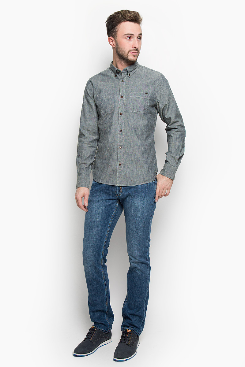 РубашкаLCHMW044/OLIVE РубашкаLCHMW044/OLIVEМужская рубашка Lee Cooper, выполненная из натурального хлопка, идеально дополнит ваш образ. Материал мягкий и приятный на ощупь, не сковывает движения и позволяет коже дышать. Рубашка классического кроя с длинными рукавами и отложным воротником застегивается на пуговицы по всей длине. Низ рукавов обработан манжетами на пуговицах. На груди модель дополнена двумя накладными карманами. Такая рубашка будет дарить вам комфорт в течение всего дня и станет стильным дополнением к вашему гардеробу.