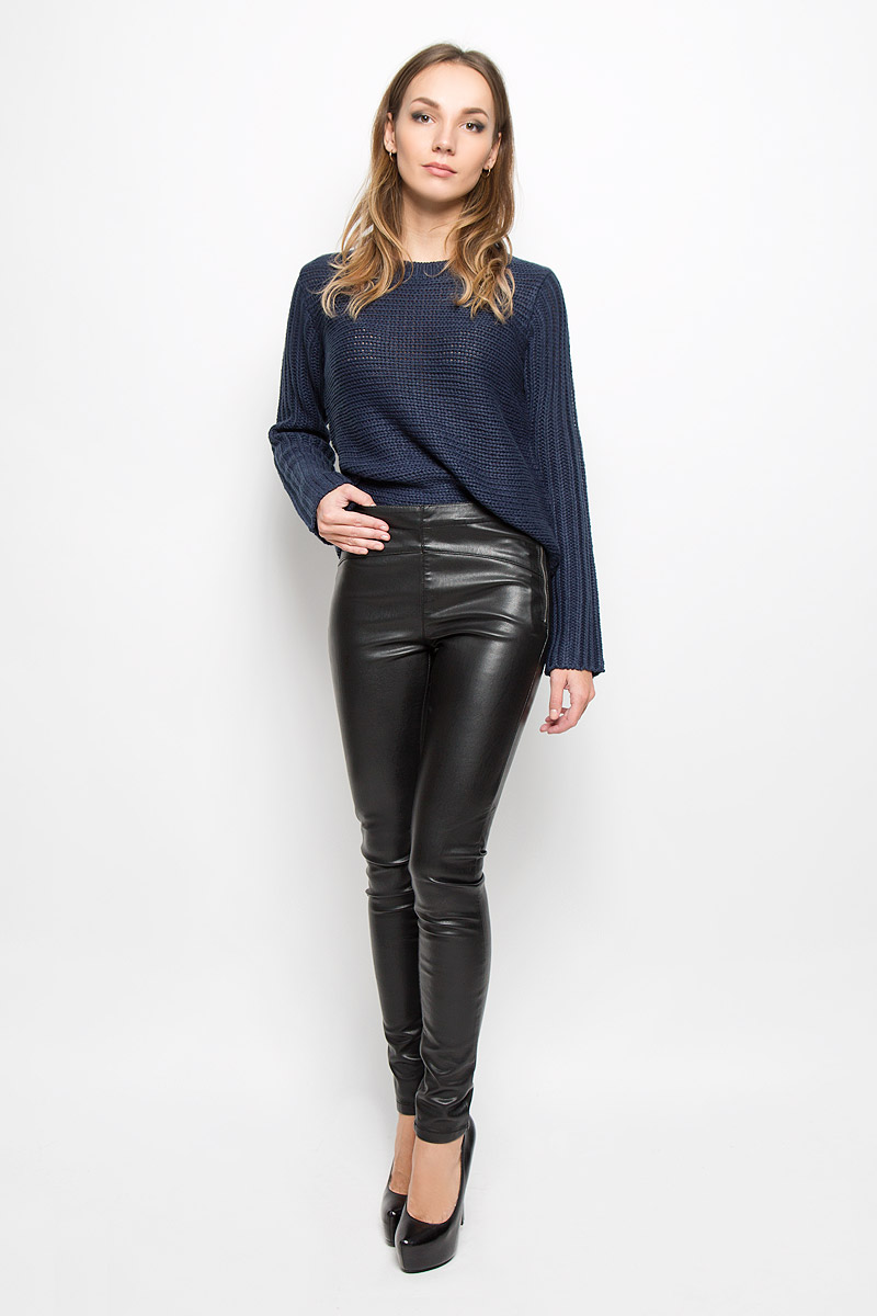 Брюки10159416_Black Брюки10159416_BlackСтильные женские брюки Vero Moda, изготовленные из качественного материала, созданы для модных и ярких девушек. Модель средней посадки и зауженного кроя Изделие имеет оригинальную металлическую застежку-молнию на левом бедре. В этих модных брюках вы будете чувствовать себя уверенно, оставаясь в центре внимания.