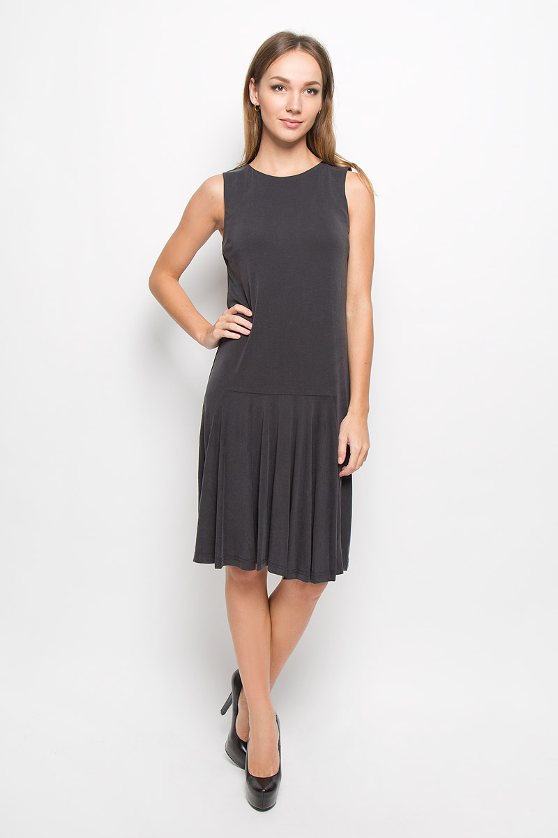 Платье16051858_Black Платье16051858_BlackЭлегантное платье Selected Femme выполнено из высококачественного материала. Такое платье обеспечит вам комфорт и удобство при носке и непременно вызовет восхищение у окружающих. Удлиненная модель до колена без рукавов и с круглым вырезом горловины выгодно подчеркнет все достоинства вашей фигуры. Спереди чуть ниже талии заложены складочки. Изысканное платье-миди создаст обворожительный и неповторимый образ. Это модное и комфортное платье станет превосходным дополнением к вашему гардеробу, оно подарит вам удобство и поможет подчеркнуть ваш вкус и неповторимый стиль.