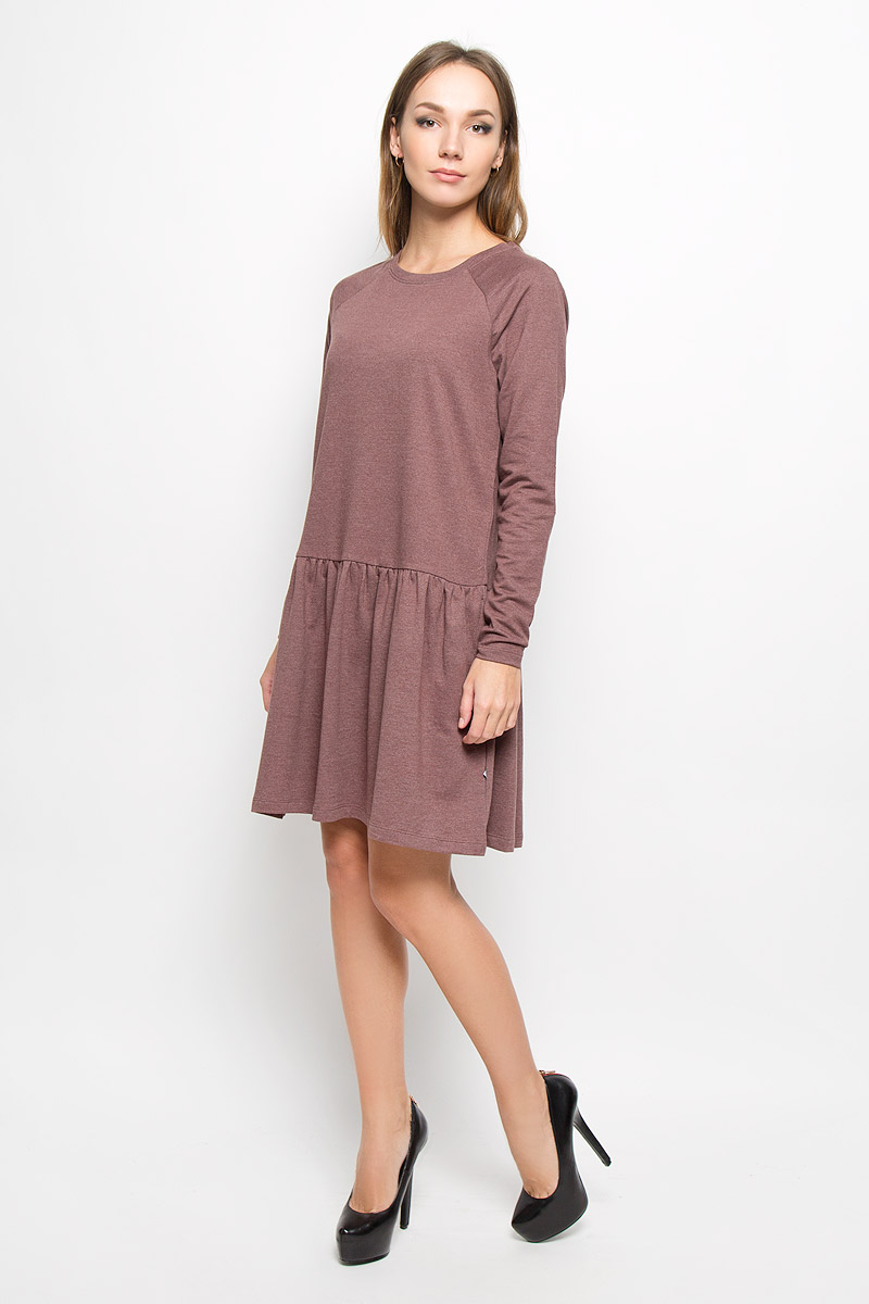 Платье10162871_Decadent Chocolate Платье10162871_Decadent ChocolateТеплое платье Vero Moda выполнено из высококачественного хлопка с добавлением полиэстера. Такое платье обеспечит вам комфорт и удобство при носке и непременно вызовет восхищение у окружающих. Модель до колена с длинными рукавами-реглан и с круглым вырезом горловины выгодно подчеркнет все достоинства вашей фигуры. От линии талии заложены частые складочки, которые придают изделию воздушность, дополнена модель двумя боковыми карманами. Вырез горловины дополнен манжетной резинкой. Изысканное платье-миди создаст обворожительный и неповторимый образ. Это модное и комфортное платье станет превосходным дополнением к вашему гардеробу, оно подарит вам удобство и поможет подчеркнуть ваш вкус и неповторимый стиль.