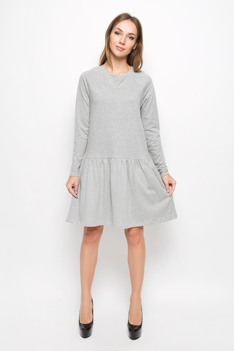 Платье10162871_Decadent Chocolate Платье10162871_Decadent ChocolateТеплое платье Vero Moda выполнено из высококачественного хлопка с добавлением полиэстера. Такое платье обеспечит вам комфорт и удобство при носке и непременно вызовет восхищение у окружающих. Модель до колена с длинными рукавами-реглан и с круглым вырезом горловины выгодно подчеркнет все достоинства вашей фигуры. От линии талии заложены частые складочки, которые придают изделию воздушность, дополнена модель двумя боковыми карманами. Вырез горловины дополнен манжетной резинкой. Изысканное платье-миди создаст обворожительный и неповторимый образ. Это модное и комфортное платье станет превосходным дополнением к вашему гардеробу, оно подарит вам удобство и поможет подчеркнуть ваш вкус и неповторимый стиль.