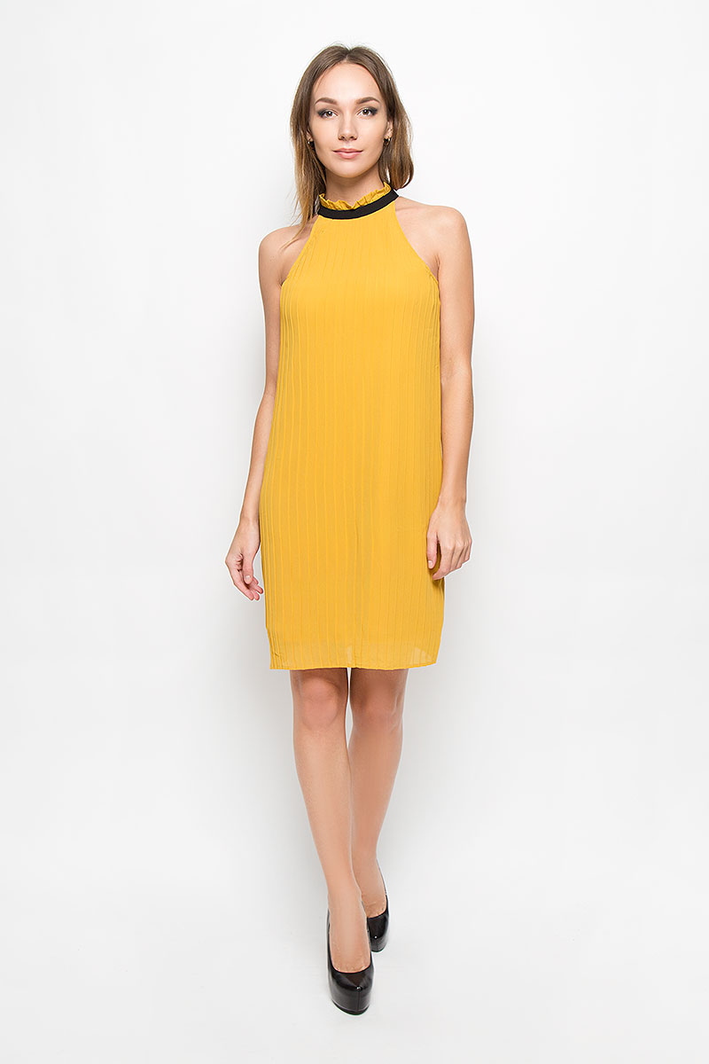 Платье10162107_Black Платье10162107_BlackЭлегантное платье Vero Moda выполнено из высококачественного 100% полиэстера. Такое платье обеспечит вам комфорт и удобство при носке и непременно вызовет восхищение у окружающих. Очаровательная модель-миди выполнена в плиссированном стиле с открытыми плечиками. Изделие с воротником стойкой завязывается сзади на завязки. Это модное и комфортное платье станет превосходным дополнением к вашему гардеробу, оно подарит вам удобство и поможет подчеркнуть ваш вкус и неповторимый стиль.