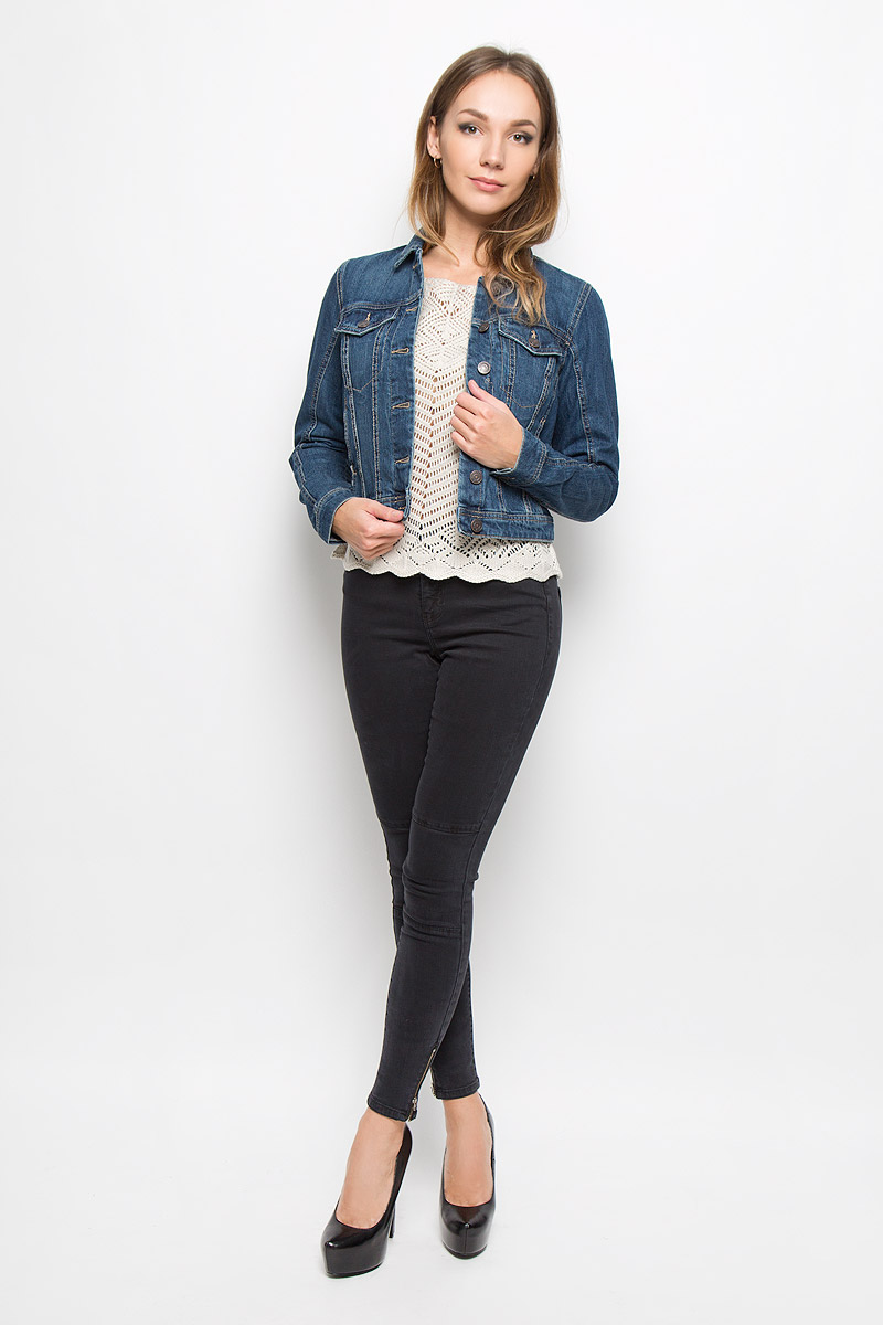 Куртка10161230_Dark Blue Denim Куртка10161230_Dark Blue DenimСтильная джинсовая куртка Vero Moda, выполненная из натурального хлопка, отличный вариант для прохладной погоды. Модель с отложным воротником и длинными рукавами застегивается на металлические пуговицы по всей длине. Спереди изделие оформлено двумя прорезными кармашками с клапанами на пуговицах и двумя открытыми прорезными карманами. Рукава понизу дополнены манжетами, застегивающимися на пуговицы. Куртка декорирована эффектом искусственного состаривания денима: легкие потертости. Эта куртка - практичная вещь, которая, несомненно, впишется в ваш гардероб, в ней вы будете чувствовать себя уютно и комфортно.