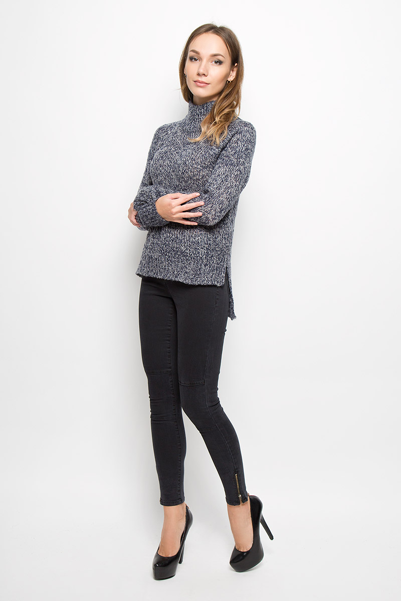 Свитер10159274_Black Свитер10159274_BlackЖенский свитер Vero Moda Denim станет стильным дополнением к вашему гардеробу. Выполненный из акриловой пряжи, он очень мягкий и приятный на ощупь, не сковывает движения и хорошо сохраняет тепло. Свитер с длинными рукавами-реглан и высоким воротником-стойкой великолепно подойдет для создания современного образа в стиле Casual. Воротник, манжеты и низ изделия связаны крупной резинкой. Спинка модели удлинена, по бокам имеются разрезы. Такой свитер идеально подойдет для прохладной погоды, в нем вы всегда будете чувствовать себя уютно и комфортно.