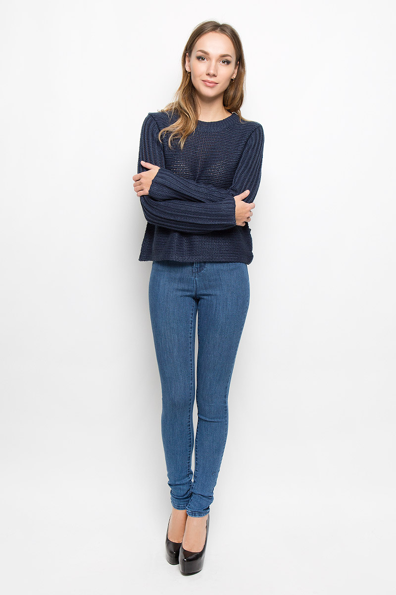 Джинсы10163432_Medium Blue Denim Джинсы10163432_Medium Blue DenimЖенские джинсы Vero Moda изготовлены из эластичного хлопка с добавлением вискозы и полиэстера. Материал тактильно приятный, не стесняет движений и хорошо пропускает воздух, обеспечивая комфорт при носке. Джинсы-скинни с завышенной талией застегиваются спереди на металлическую пуговицу и имеют ширинку на застежке-молнии. На поясе предусмотрены шлевки для ремня. Спереди расположены два втачных кармана и один маленький накладной, сзади - два накладных кармана. Лаконичные по своему дизайну джинсы станут универсальной моделью вашего гардероба.