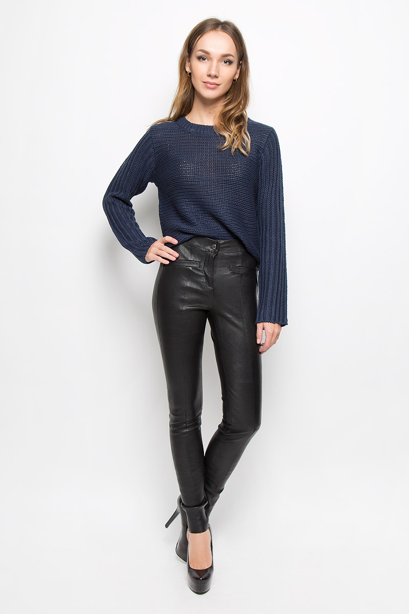 Брюки16047925_Black Брюки16047925_BlackСтильные женские брюки Selected Femme, выполненные из материала высочайшего качества: овчинной кожи. Модель-скинни завышенной посадки и зауженного кроя застегивается на ширинку на застежке-молнии, а также на одну кнопку по поясу. Изделие спереди оформлено имитацией карманов . Эти модные и в тоже время комфортные брюки послужат отличным дополнением к вашему гардеробу. В них вы всегда будете чувствовать себя уютно и уверенно.