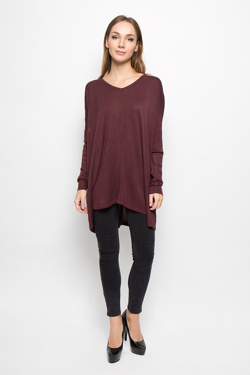 Джемпер10161148_Black Джемпер10161148_BlackЖенский джемпер Vero Moda изготовлен из необычайно мягкого и тактильно приятного материала. Изделие не стесняет движений, хорошо пропускает воздух. Модель со спущенной линией плеча и длинными рукавами имеет V-образный вырез горловины. Джемпер свободного кроя - идеальный вариант для создания образа в стиле Casual. Он подарит вам уют и комфорт в течение всего дня!