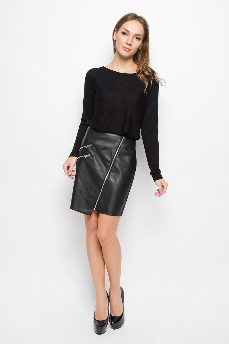 Юбка10160559_Black Юбка10160559_BlackЭффектная юбка Vero Moda выполнена из высококачественных материалов: полиуретана и полиэстера, она обеспечит вам комфорт и удобство при носке. Юбка-миди застегивается по всей длине на стильную металлическую змейку и дополнена двумя карманами-обманками на змейках. Модная юбка выгодно освежит и разнообразит ваш гардероб. Создайте женственный образ и подчеркните свою яркую индивидуальность! Классический фасон и оригинальное оформление этой юбки сделают ваш образ непревзойденным.