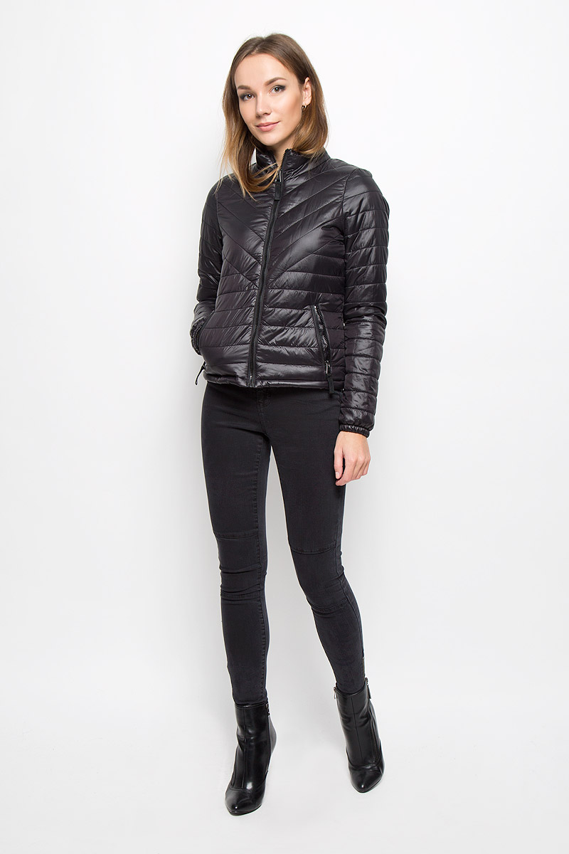 Куртка10159271_Black Куртка10159271_BlackУдобная женская куртка выполнена из нейлона с наполнителем из 100% полиэстера. Подкладка выполнена из полиэстера. Такая модель отлично подойдет для прохладной погоды. Куртка с воротником-стойкой и длинными рукавами застегивается на застежку-молнию. Модель снаружи дополнена двумя втачными карманами на молниях. Внутри изделия на воротнике пришит компактный чехол, в него можно компактно сложить вашу курточку. Очень комфортная и стильная куртка будет прекрасным выбором для повседневной носки и подчеркнет вашу индивидуальность.
