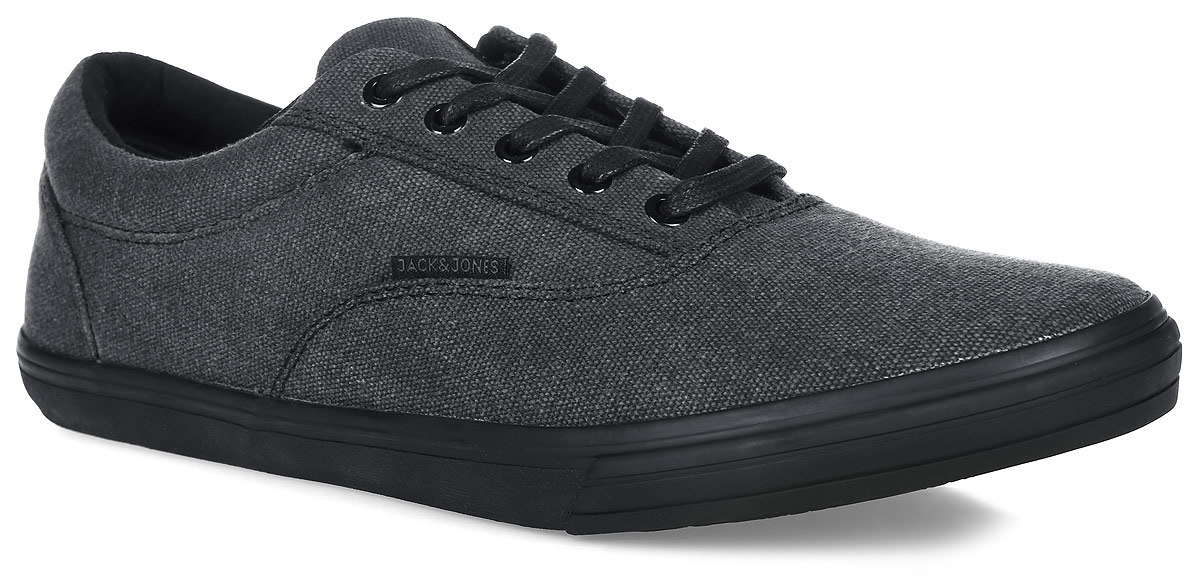Кеды12110651_Anthracite Кеды12110651_AnthraciteМужские кеды от Jack & Jones выполнены из канваса. Язычок оформлен фирменной нашивкой, обувь фиксируется на ноге при помощи классической шнуровки. Подкладка и стелька изготовлены из текстильного материала. Подошва из резины оформлена объемными логотипами бренда.