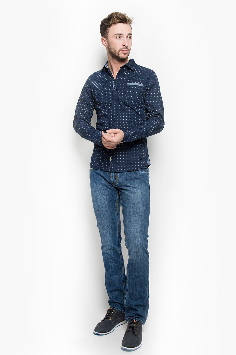 РубашкаDEAN-5102/NAVY РубашкаDEAN-5102/NAVYМужская рубашка Lee Cooper, выполненная из натурального хлопка, идеально дополнит ваш образ. Материал мягкий и приятный на ощупь, не сковывает движения и позволяет коже дышать. Рубашка классического кроя с длинными рукавами и отложным воротником застегивается на пуговицы по всей длине. Низ рукавов дополнен манжетами на пуговицах. На груди модель дополнена двумя накладными карманами. Изделие оформлено оригинальным принтом. Такая рубашка будет дарить вам комфорт в течение всего дня и станет стильным дополнением к вашему гардеробу.