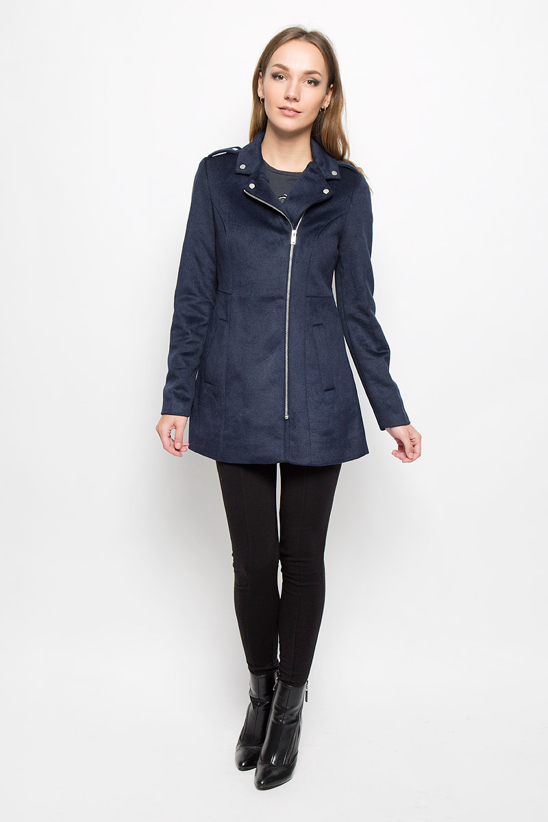 Пальто10159249_Black Пальто10159249_BlackУдобное женское пальто Vero Moda согреет вас в прохладную погоду и позволит выделиться из толпы. Модель с длинными рукавами и воротником с лацканами выполнена из шерсти с полиэстером и подкладкой из полиэстера, застегивается на застежку-молнию спереди. Изделие дополнено двумя втачными карманами. На манжетной части рукава можно расстегнуть с помощью декоративных кнопок. Пальто надежно сохранит тепло и защитит вас от ветра и холода. Это модное и в то же время комфортное пальто - отличный вариант для прогулок, оно подчеркнет ваш изысканный вкус и поможет создать неповторимый образ.