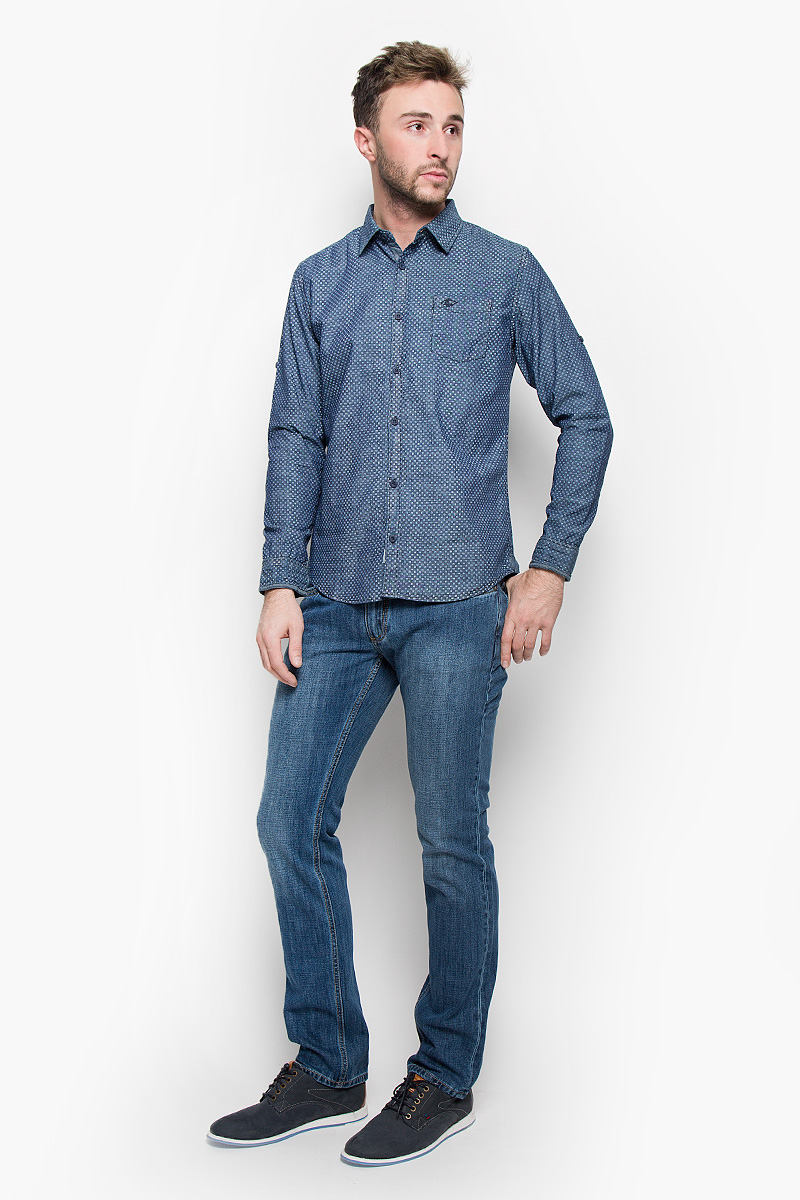РубашкаDARWIN-5122/DARKCHAMBRAY РубашкаDARWIN-5122/DARKCHAMBRAYМужская рубашка Lee Cooper, выполненная из натурального хлопка, идеально дополнит ваш образ. Материал мягкий и приятный на ощупь, не сковывает движения и позволяет коже дышать. Рубашка классического кроя с длинными рукавами и отложным воротником застегивается на пуговицы по всей длине. Низ рукавов дополнен манжетами на пуговицах. Также длину рукава можно регулировать за счет хлястика на пуговице. На груди модель дополнена накладным карманом. Такая рубашка будет дарить вам комфорт в течение всего дня и станет стильным дополнением к вашему гардеробу.