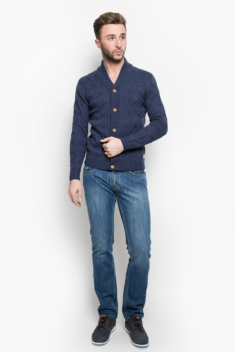 КардиганCENIX-5031/NAVY КардиганCENIX-5031/NAVYСтильный мужской кардиган Lee Cooper выполнен из акрила, благодаря чему великолепно сохраняет тепло, позволяет коже дышать и обладает высокой износостойкостью и эластичностью. Модель с длинными рукавами и V-образным вырезом горловины согреет вас в прохладные дни. Кардиган застегивается на пуговицы. Вырез горловины, низ рукавов и низ изделия связаны резинкой. Изделие оформлено оригинальным узором. Модный и уютный кардиган - идеальный вариант для создания уникального образа. Такая модель будет дарить вам комфорт в течение всего дня и послужит замечательным дополнением к вашему гардеробу.
