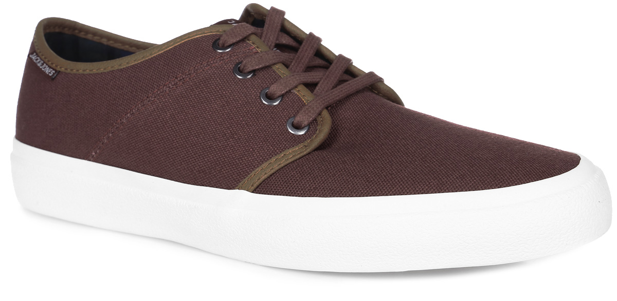 Кеды12110677_Port Royale Кеды12110677_Port RoyaleКеды Jack & Jones выполнены из канваса - прочной, во многом уникальной, не знающей аналогов ткани. Задник оформлен нашивкой контрастных цветов, язычок, боковая сторона и задник - логотипом бренда. Модель на классической шнуровке. Подкладка и стелька выполнены из текстиля. Подошва из прочной резины оснащена рифлением.