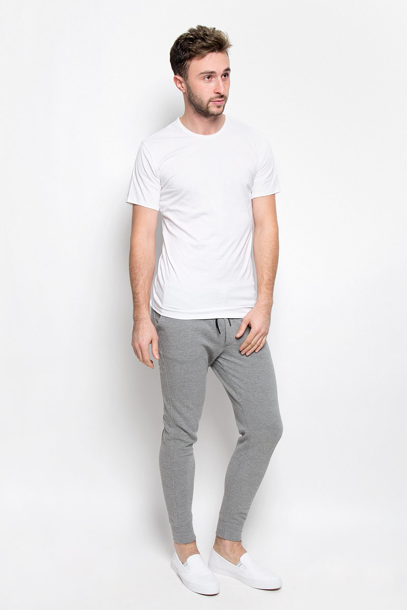 ФутболкаNB1213A ФутболкаNB1213AСтильная мужская футболка Calvin Klein Underwear, выполненная из натурального хлопка с добавлением эластана, необычайно мягкая и приятная на ощупь, не сковывает движения и позволяет коже дышать, обеспечивая комфорт. Модель с V-образным вырезом горловины и короткими рукавами внизу оформлена надписью Calvin Klein. Вырез горловины дополнен эластичной трикотажной резинкой, что предотвращает деформацию при носке. Футболка Calvin Klein Jeans станет отличным дополнением к вашему гардеробу.
