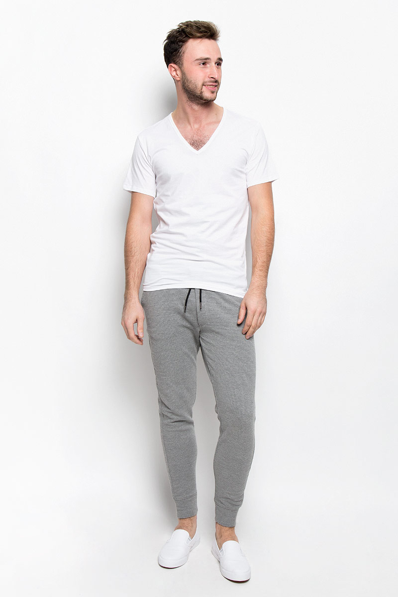 ФутболкаNB1217A ФутболкаNB1217AСтильная мужская футболка Calvin Klein Underwear, выполненная из натурального хлопка с добавлением эластана, необычайно мягкая и приятная на ощупь, не сковывает движения и позволяет коже дышать, обеспечивая комфорт. Модель с V-образным вырезом горловины и короткими рукавами внизу оформлена надписью Calvin Klein. Вырез горловины дополнен эластичной трикотажной резинкой, что предотвращает деформацию при носке. Футболка Calvin Klein Jeans станет отличным дополнением к вашему гардеробу.