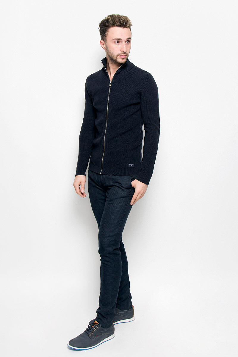 Кофта16052218_Dark Navy Кофта16052218_Dark NavyМужская кофта Selected Homme изготовлена из натурального хлопка. Изделие тактильно приятное, не сковывает движения, обладает высокими дышащими свойствами. Модель с воротником-стойкой и длинными рукавами застегивается на металлическую молнию. Воротник выполнен из трикотажной резинки. Украшена кофта небольшой нашивкой с названием бренда. Кофта станет отличным дополнением к вашему образу. Она подарит вам уют и комфорт!