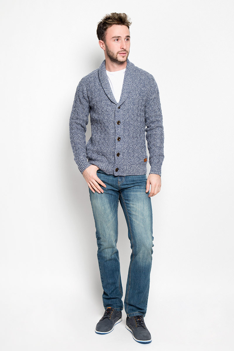 КардиганW8575R2RQ КардиганW8575R2RQСтильный мужской кардиган Wrangler выполнен из высококачественного натуральной шерсти и великолепно сохраняет тепло, позволяет коже дышать и обладает высокой гигроскопичностью. Модель с длинными рукавами и V-образным вырезом горловины согреет вас в прохладные дни. Кардиган застегивается на пуговицы, манжеты рукавов, низ и вырез горловины связаны резинкой. Теплый вязаный кардиган дополнен небольшой нашивкой с названием бренда. Это идеальный вариант для создания уникального образа. Такая модель будет дарить вам комфорт в течение всего дня и послужит замечательным дополнением к вашему гардеробу.