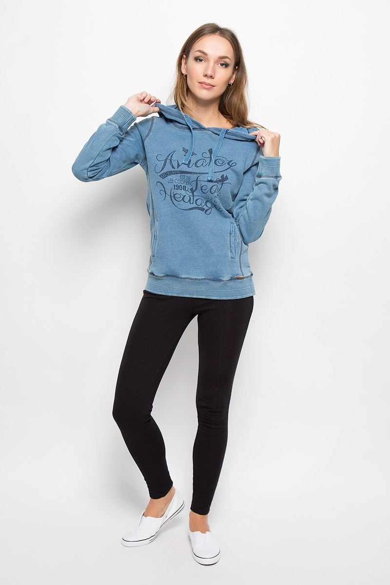 ТолстовкаLCHWJ096/LTDENIM ТолстовкаLCHWJ096/LTDENIMСтильная и уютная женская толстовка Lee Cooper, изготовленная из 100% хлопка, мягкая и приятная на ощупь, обладает хорошей гигроскопичностью и позволяет коже дышать. Модель с капюшоном и длинными рукавами не сковывает движений и обеспечивает наибольший комфорт. Толстовка дополнена двумя накладными карманами спереди. Манжеты рукавов и низ толстовки дополнены эластичными резинками. Объем капюшона регулируется при помощи шнурка-кулиски. Толстовка оформлена декоративной отстрочкой и принтом в виде надписей на английском языке. Эта толстовка - настоящее воплощение комфорта, она послужит отличным дополнением к вашему гардеробу. В ней вы будете чувствовать себя уютно и уверенно.