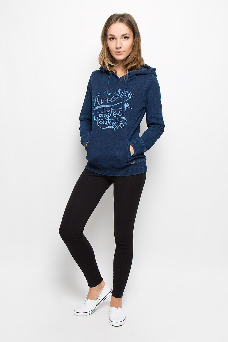 ТолстовкаLCHWJ096/LTDENIM ТолстовкаLCHWJ096/LTDENIMСтильная и уютная женская толстовка Lee Cooper, изготовленная из 100% хлопка, мягкая и приятная на ощупь, обладает хорошей гигроскопичностью и позволяет коже дышать. Модель с капюшоном и длинными рукавами не сковывает движений и обеспечивает наибольший комфорт. Толстовка дополнена двумя накладными карманами спереди. Манжеты рукавов и низ толстовки дополнены эластичными резинками. Объем капюшона регулируется при помощи шнурка-кулиски. Толстовка оформлена декоративной отстрочкой и принтом в виде надписей на английском языке. Эта толстовка - настоящее воплощение комфорта, она послужит отличным дополнением к вашему гардеробу. В ней вы будете чувствовать себя уютно и уверенно.