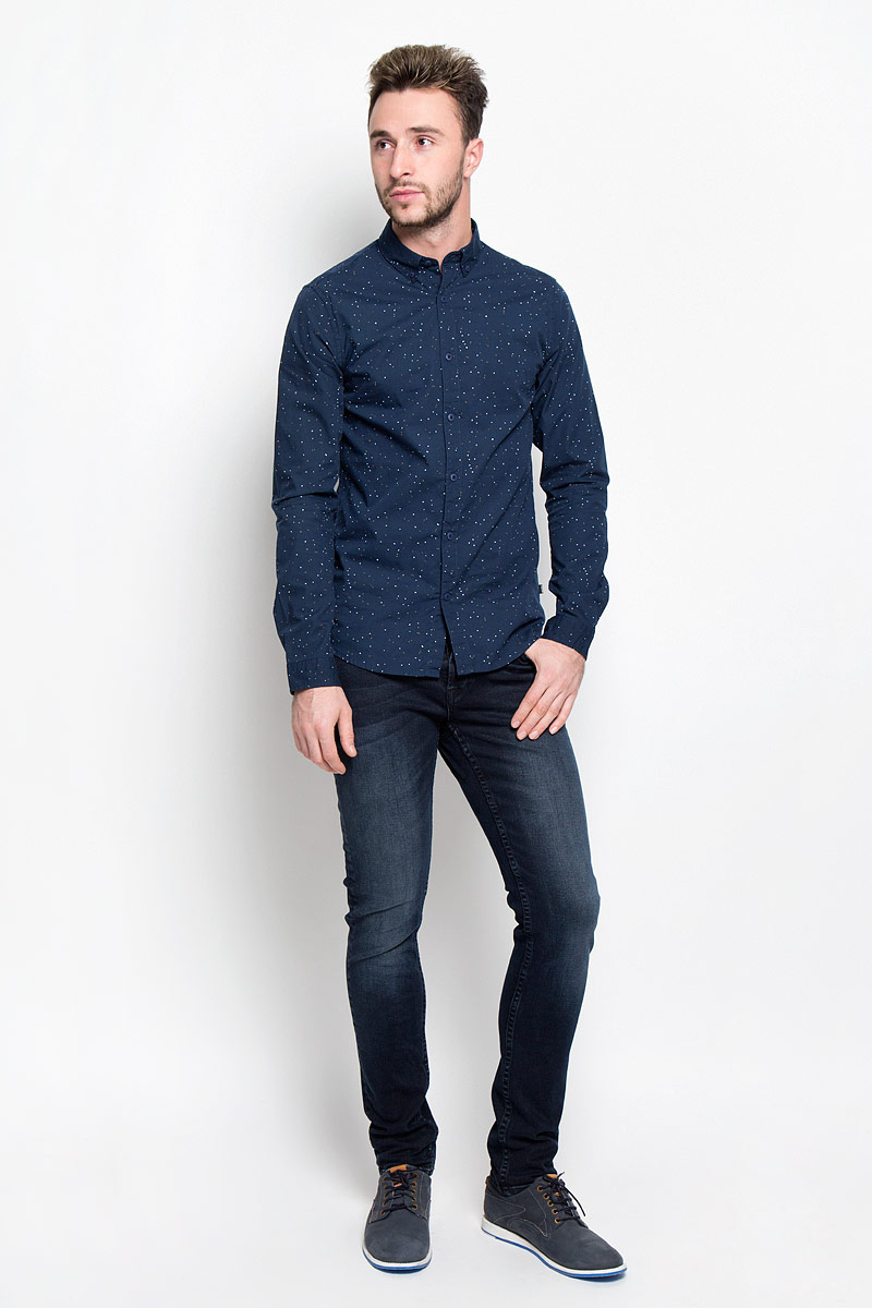 Джинсы22004358_Dark Blue Denim Джинсы22004358_Dark Blue DenimМодные мужские джинсы Only & Sons - джинсы высочайшего качества на каждый день, которые прекрасно сидят. Модель-скинни кроя и стандартной посадки изготовлена из эластичного хлопка. Застегиваются джинсы на пуговицы, также имеются шлевки для ремня. Спереди модель дополнена двумя втачными карманами и одним небольшим накладным кармашком, а сзади - двумя накладными карманами. Оформлено изделие эффектом состаривания, металлическими клепками с логотипом бренда, перманентными складками и фирменной нашивкой на поясе. Эти стильные и в то же время комфортные джинсы послужат отличным дополнением к вашему гардеробу. В них вы всегда будете чувствовать себя уютно и комфортно.