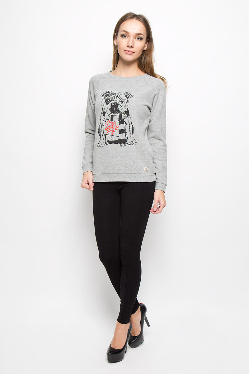 СвитшотLCHWJ095/GREYMARL СвитшотLCHWJ095/GREYMARLСтильный женский свитшот Lee Cooper, изготовленный из 100%-го хлопка, необычайно мягкий и приятный на ощупь, не сковывает движения, обеспечивая наибольший комфорт. Изделие прямого кроя с круглым вырезом горловины и длинными рукавами. Спереди модель декорирована оригинальным изображением и принтовыми надписями. Свитшот дополнен мягкой резинкой по низу и манжетам, что предотвращает проникновение холодного воздуха. Эта модная и в тоже время комфортная модель отличный вариант как для активного отдыха, так и для занятий спортом!