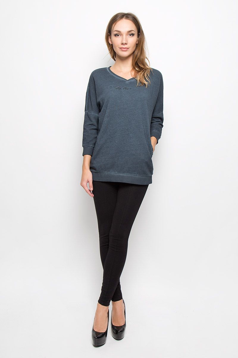 СвитшотLCHWJ097/GRAPHITE СвитшотLCHWJ097/GRAPHITEСтильный свитшот Lee Cooper, выполненный из высококачественного 100% хлопка, обладает высокой теплопроводностью, воздухопроницаемостью и гигроскопичностью, позволяет коже дышать. Свитшот с рукавами-реглан и длиною 3/4 оформлен принтовой надписью. V-образная горловина и рукава изделия дополнены трикотажной резинкой. Спереди свитшот дополнен двумя втачными карманами. Такая модель будет дарить вам комфорт в течение всего дня и послужит замечательным дополнением к вашему гардеробу.