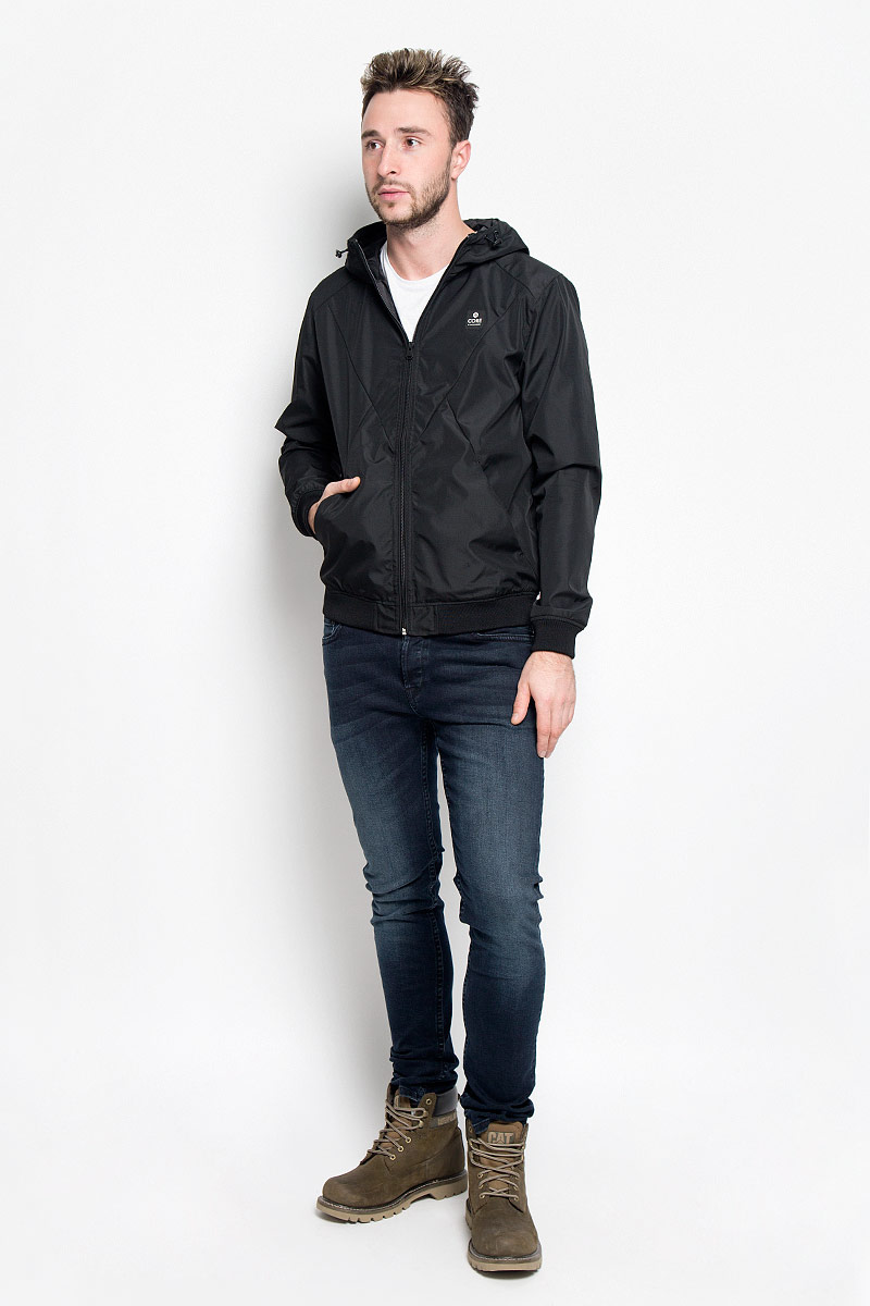 Куртка12109180_Black Куртка12109180_BlackСтильная мужская куртка Jack & Jones, выполненная из высококачественного материала, согреет вас в прохладную погоду. Изделие застегивается на застежку-молнию. Куртка с пришивным капюшоном, который регулируется по объему за счет шнурка. Модель дополнена двумя внешними прорезными карманами, которые закрываются на кнопки. Манжеты и низ изделия выполнены на эластичных резинках. Спереди куртка дополнена нашивкой с названием бренда. Модная фактура ткани, отличное качество, великолепный дизайн.
