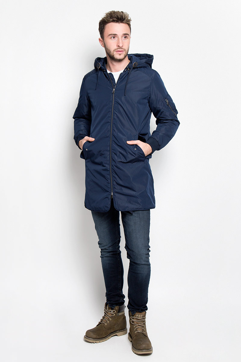 Парка12109437_Navy Blazer Парка12109437_Navy BlazerСтильная мужская куртка-парка Jack & Jones подходит для холодной осени и зимы. Модель со съемным капюшоном, воротником-стойкой и длинными рукавами застегивается на металлическую застежку-молнию и дополнительно имеет внутреннюю ветрозащитную планку, капюшон завязывается на шнурки и пристегивается к парке с помощью металлической змейки. Спереди модель дополнена двумя втачными карманами с защитными планками на кнопках. Левый рукав дополнен нашивным карманом на молнии. С изнаночной стороны имеется накладной карман на липучке. Манжеты изделия и воротник дополнены эластичной резинкой. Эта теплая и стильная парка послужит отличным дополнением к вашему гардеробу!