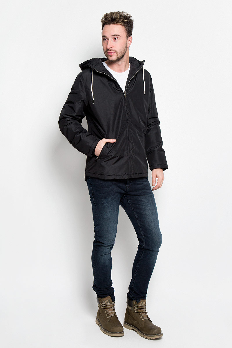 Куртка12109516_Black Куртка12109516_BlackМужская куртка Jack & Jones идеально дополнит ваш образ в прохладную погоду. Изделие выполнено из высококачественного материала с наполнителем из синтепона. Куртка выполнена в однотонном лаконичном стиле, оформлена пришивным капюшоном и стандартными рукавами. Спереди расположены два втачных кармана на застежках-молниях, с внутренней стороны имеется один втачной карман. Капюшон с ветрозащитным клапаном, регулируется с помощью шнурков. Манжеты изделия выполнены на эластичной резинке. Практичная и теплая куртка послужит отличным дополнением к вашему гардеробу!