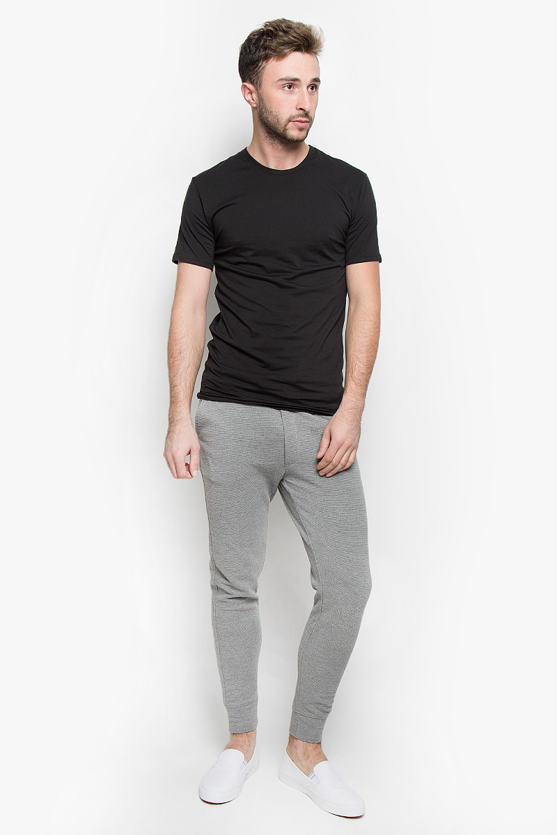 Брюки спортивные22004476_Medium Grey Melange Брюки спортивные22004476_Medium Grey MelangeУдобные мужские спортивные брюки Only & Sons великолепно подойдут для занятий спортом и повседневной носки. Модель стандартной посадки изготовлена из хлопка с добавлением полиэстера, благодаря чему великолепно пропускает воздух, обладает высокой гигроскопичностью и превосходно сидит, а также отводит влагу от кожи, обеспечивая вам комфорт во время тренировок. Брюки оформлены мелкими петельками и имитацией ширинки. Брюки имеют широкую эластичную резинку на поясе. Объем талии регулируется при помощи шнурка-кулиски. Брюки оснащены двумя прорезными карманами спереди и одним открытым карманом на молнии сзади. Низ брючин дополнен эластичными манжетами. Сзади брюки дополнены не большой нашивкой с логотипом бренда. Эти модные и в то же время удобные брюки - настоящее воплощение комфорта. В них вы всегда будете чувствовать себя уверенно и уютно.