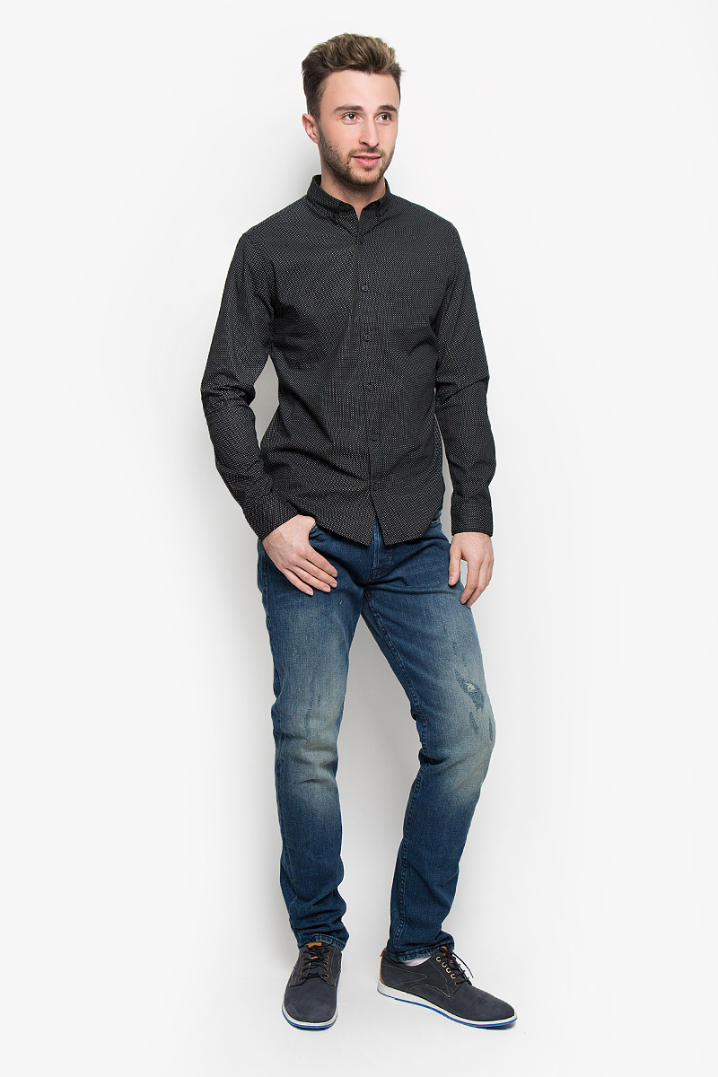 Джинсы22004359_Dark Blue Denim Джинсы22004359_Dark Blue DenimМодные мужские джинсы Only & Sons - это джинсы высочайшего качества, которые прекрасно сидят. Они выполнены из высококачественного эластичного хлопка, что обеспечивает комфорт и удобство при носке. Джинсы прямого кроя и стандартной посадки станут отличным дополнением к вашему современному образу. Джинсы застегиваются на пуговицу в поясе и ширинку на пуговицах, дополнены шлевками для ремня. Джинсы имеют классический пятикарманный крой: спереди модель дополнена двумя втачными карманами и одним маленьким накладным кармашком, а сзади - двумя накладными карманами. Модель оформлена декоративными потертостями. Эти модные и в то же время комфортные джинсы послужат отличным дополнением к вашему гардеробу.