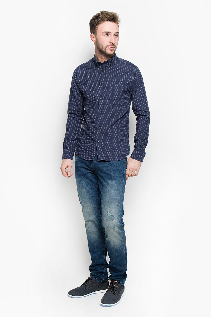 Рубашка22004262_Dress Blues Рубашка22004262_Dress BluesСтильная мужская рубашка Only & Sons, выполненная из хлопка с добавлением полиэстера, подчеркнет ваш уникальный стиль и поможет создать оригинальный образ. Такой материал великолепно пропускает воздух, обеспечивая необходимую вентиляцию, а также обладает высокой гигроскопичностью. Рубашка slim fit с длинными рукавами и отложным воротником застегивается на пуговицы спереди. Манжеты рукавов также застегиваются на пуговицы. На груди расположен накладной открытый карман. Рубашка оформлена контрастной вышивкой в мелкий горох. Классическая рубашка - превосходный вариант для базового мужского гардероба и отличное решение на каждый день. Такая рубашка будет дарить вам комфорт в течение всего дня и послужит замечательным дополнением к вашему гардеробу.