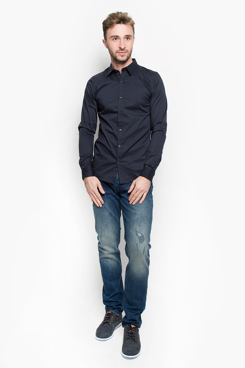 Рубашка22004874_Dark Navy Рубашка22004874_Dark NavyСтильная мужская рубашка Only & Sons, выполненная из эластичного хлопка с добавлением нейлона, подчеркнет ваш уникальный стиль и поможет создать оригинальный образ. Такой материал великолепно пропускает воздух, обеспечивая необходимую вентиляцию, а также обладает высокой гигроскопичностью. Рубашка slim fit с длинными рукавами и отложным воротником застегивается на пуговицы спереди. Манжеты рукавов также застегиваются на пуговицы. Классическая рубашка - превосходный вариант для базового мужского гардероба и отличное решение на каждый день. Такая рубашка будет дарить вам комфорт в течение всего дня и послужит замечательным дополнением к вашему гардеробу.