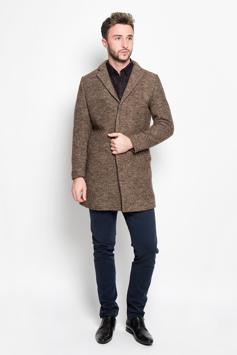 Пальто16053043_Camel Пальто16053043_CamelСтильное мужское пальто Selected Homme дополнит ваш образ и подчеркнет индивидуальность. Оно изготовлено из высококачественного материала, обеспечивающего комфорт и удобство при носке. Благодаря содержанию в составе шерсти, изделие максимально сохраняет тепло. Основная подкладка выполнена из сочетания вискозы и полиэстера, подкладка рукавов - из 100% полиэстера. Пальто с длинными рукавами и отложным воротником с лацканами застегивается на три пуговицы, скрытые за планкой. Модель оснащена двумя втачными карманами. С внутренней стороны расположены два прорезных кармана, один из которых закрывается с помощью клапана и пуговицы. Спинка дополнена одиночной центральной шлицей с застежкой-кнопкой. Этот модное пальто станет отличным дополнением к вашему гардеробу!